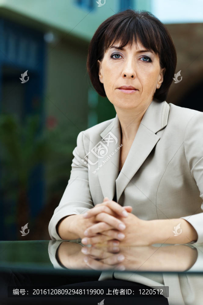 肖像女坐桌