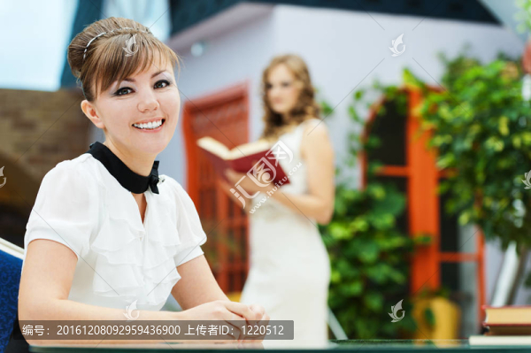 兩個女學生