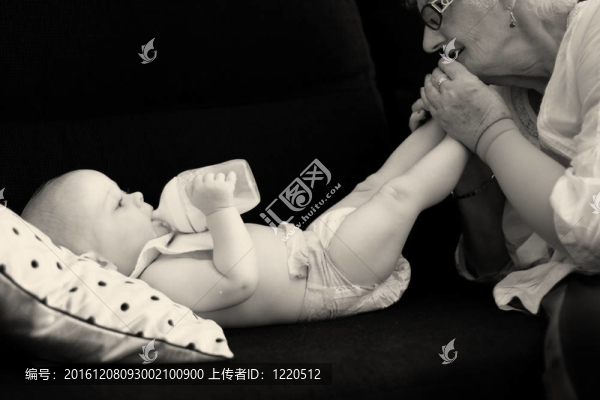 大奶奶與孫子分享無(wú)言的愛(ài)