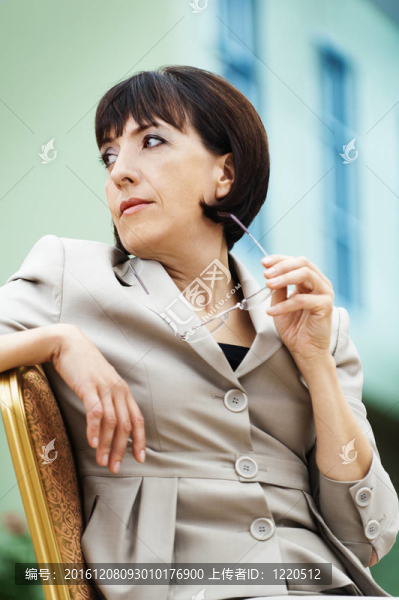 女人轉(zhuǎn)過身