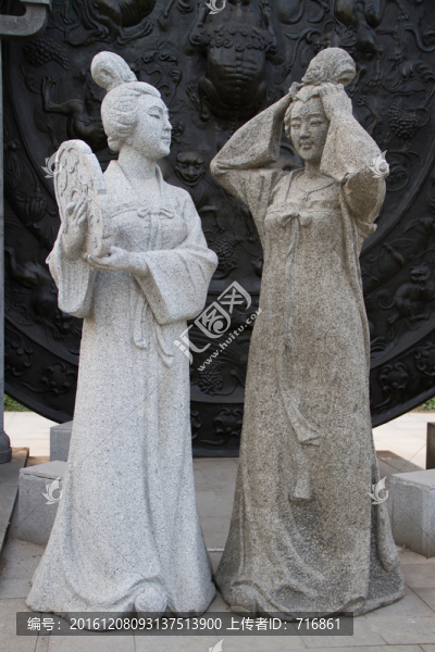 對鏡梳妝,雕塑