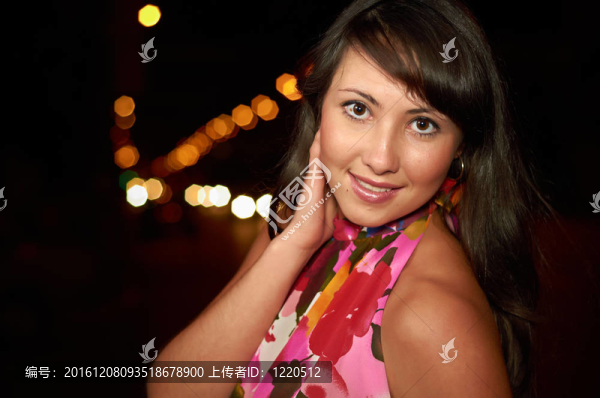 性感的黑發(fā)女人在黃昏的天空