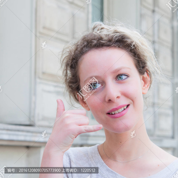 手機上的女人說話