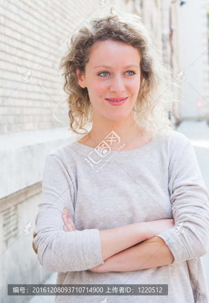 微笑的年輕女人