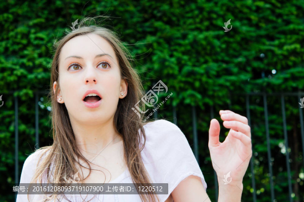 驚訝的年輕女子