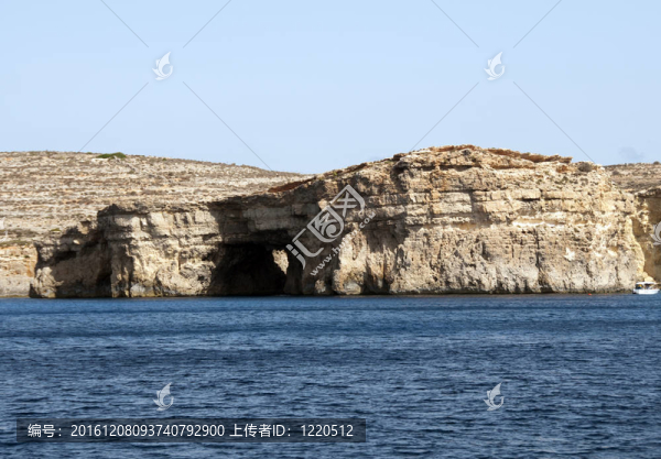 藍(lán)色海灘上的藍(lán)色海洋和巖石馬耳他海灘