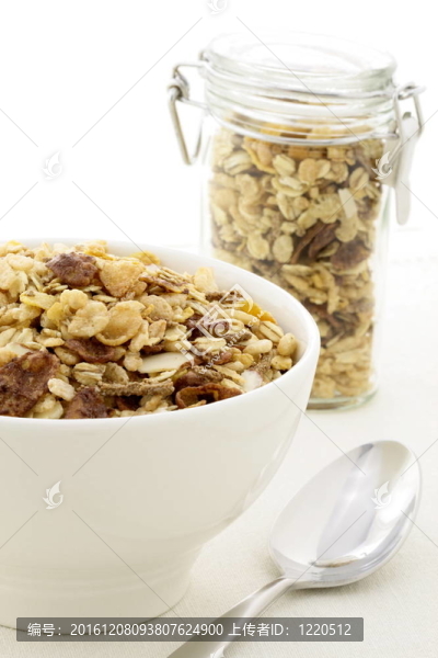巧克力玉米片和杏仁粥或麥片