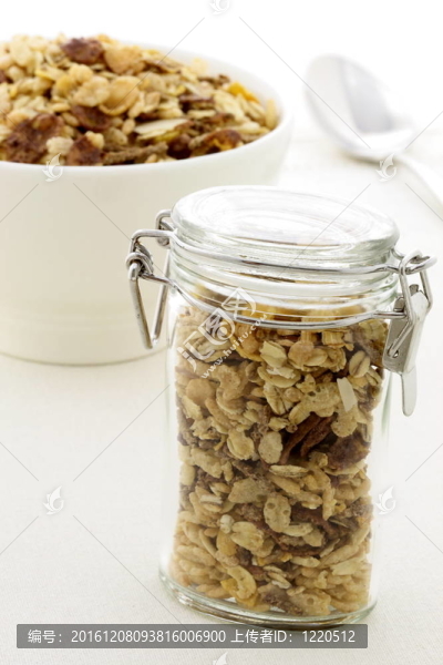 巧克力玉米片和杏仁粥或麥片