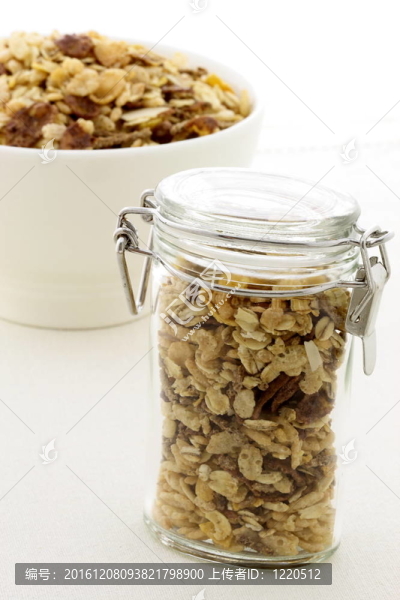 巧克力玉米片和杏仁粥或麥片