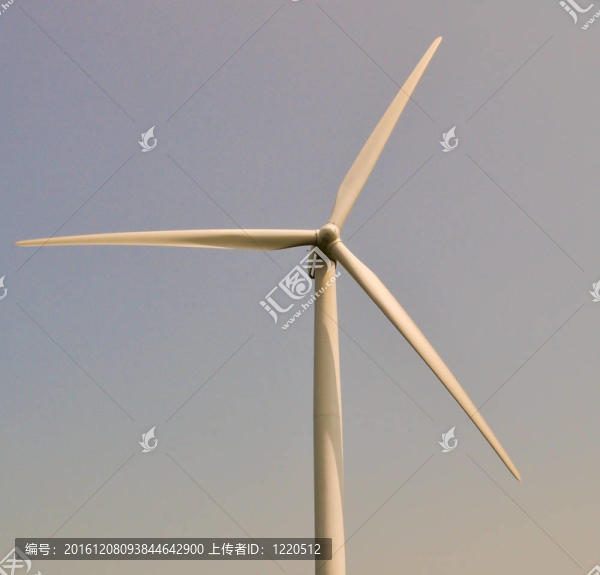 藍(lán)天中的風(fēng)力渦輪機(jī)