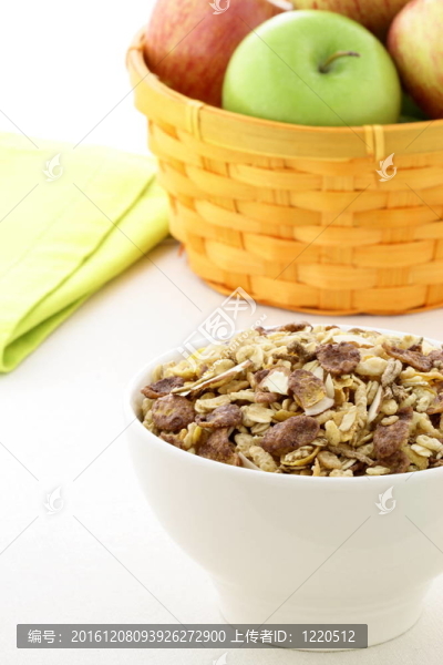 巧克力和杏仁牛奶什錦早餐玉米片。