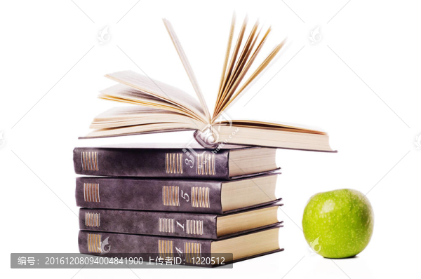 白色背景下的一堆書