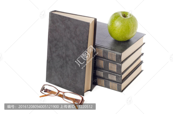 白色背景下的一堆書