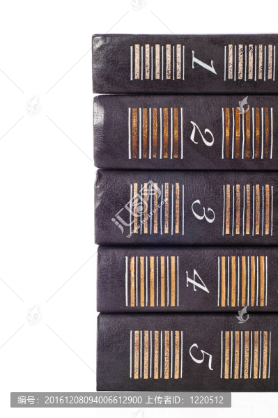 白色背景下的一堆書
