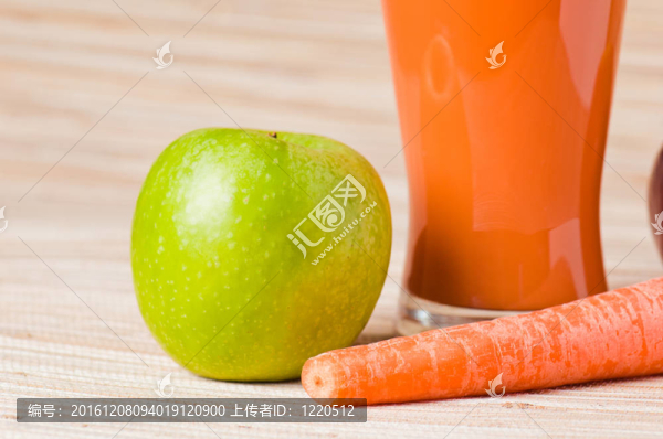 胡蘿卜；蘋果汁