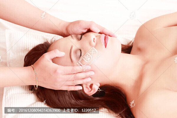 手按摩女人的臉