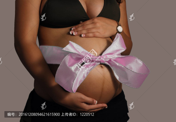 懷孕女子腹部粉紅色蝴蝶結