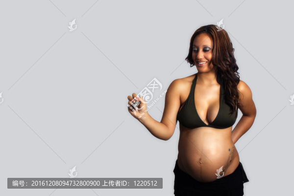 美麗的年輕孕婦與沉重的標(biāo)記（1）