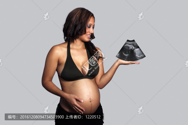 美麗的孕婦手里拿著超聲波圖像