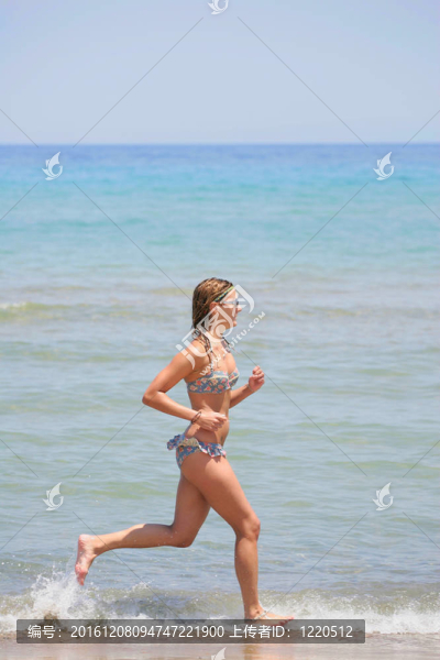 在水里奔跑的女人