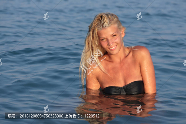 可愛的女孩在海灘上