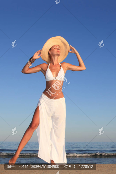 在海灘上放松的女人