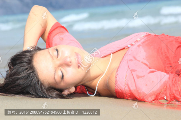 在海灘上放松的女人