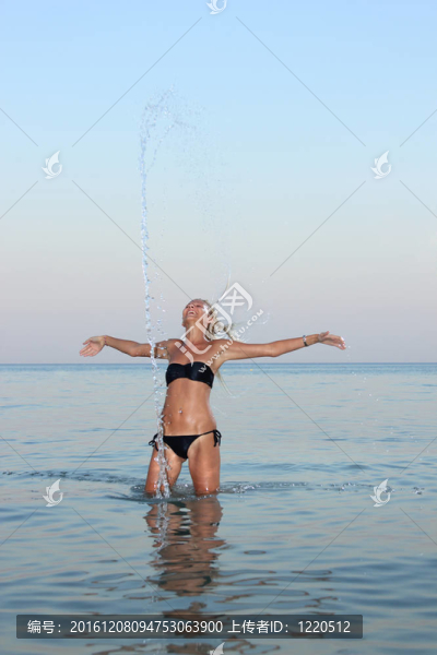 可愛的女孩在海灘上