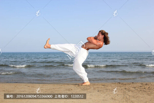 capouera舞者在海灘上