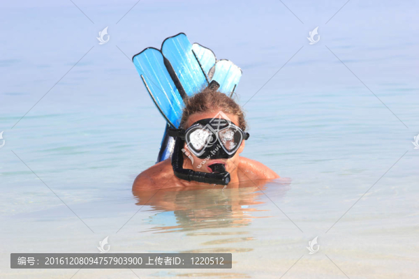帶管和潛水面罩的潛水員