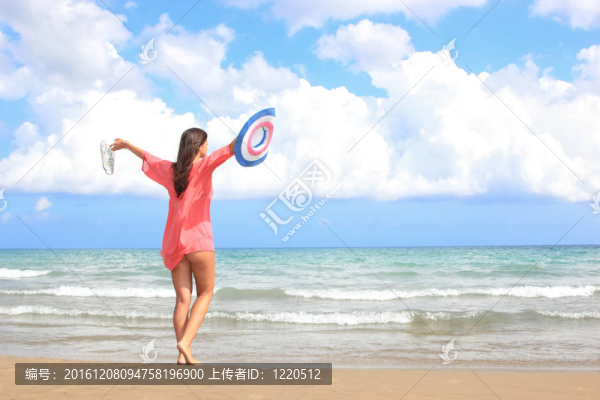 在海灘上放松的女人