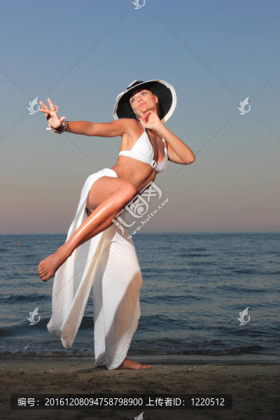 在海灘上放松的女人
