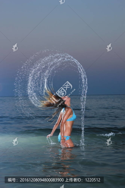 可愛的女孩在海灘上