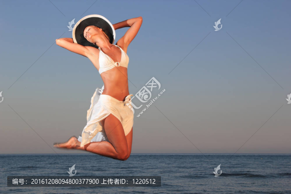在海灘上放松的女人