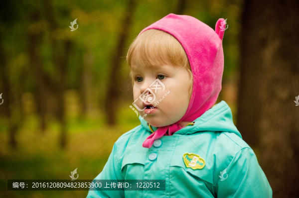 可愛的孩子在秋天公園散步