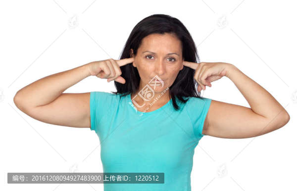 傷心女人捂住耳朵