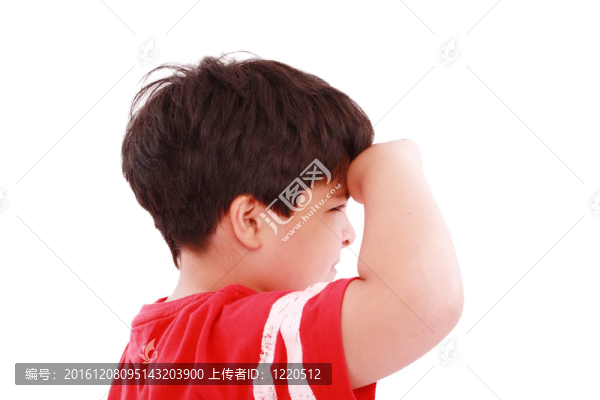 男孩目不轉(zhuǎn)睛地看著遠處；在白色背景上孤立