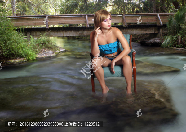 坐在河中的椅子上的金發(fā)女郎