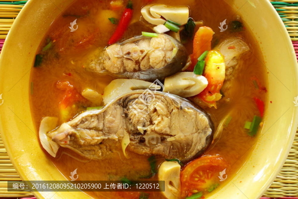 用檸檬和酸橙味的魚湯