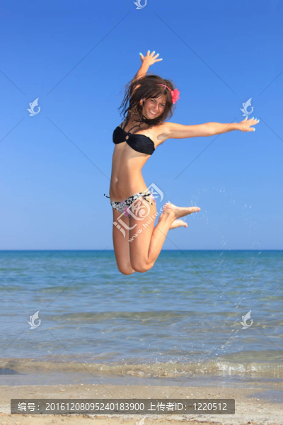 海灘上迷人的女孩