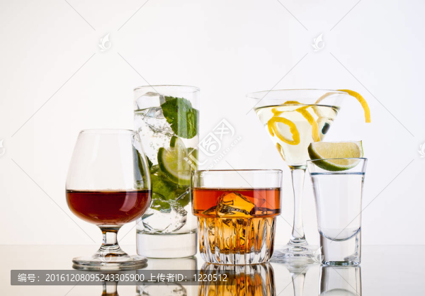 各種雞尾酒和酒精在白色背景