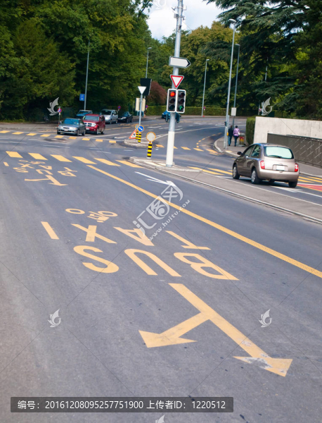 巴士；的士及自行車道