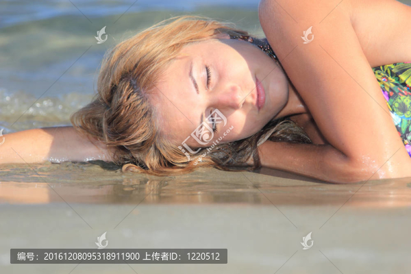 海灘上迷人的女孩