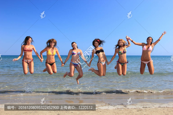 海灘上迷人的女孩