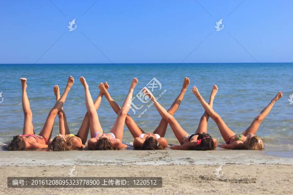海灘上迷人的女孩
