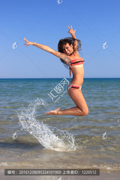 海灘上迷人的女孩