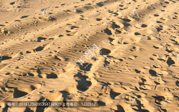 腳印在沙灘上
