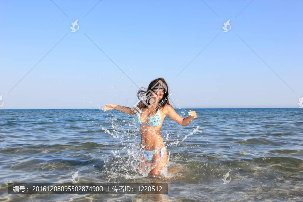 海灘上迷人的女孩