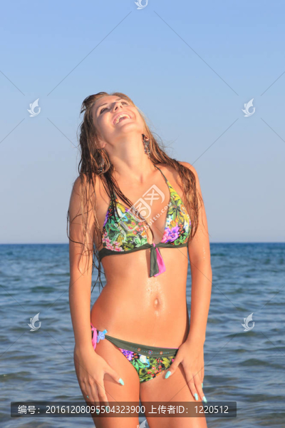 海灘上迷人的女孩