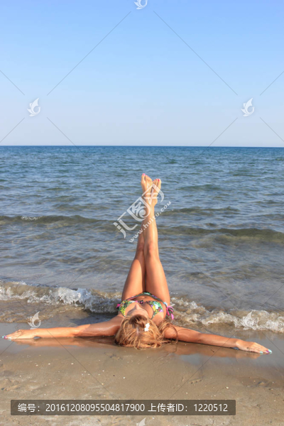 海灘上迷人的女孩